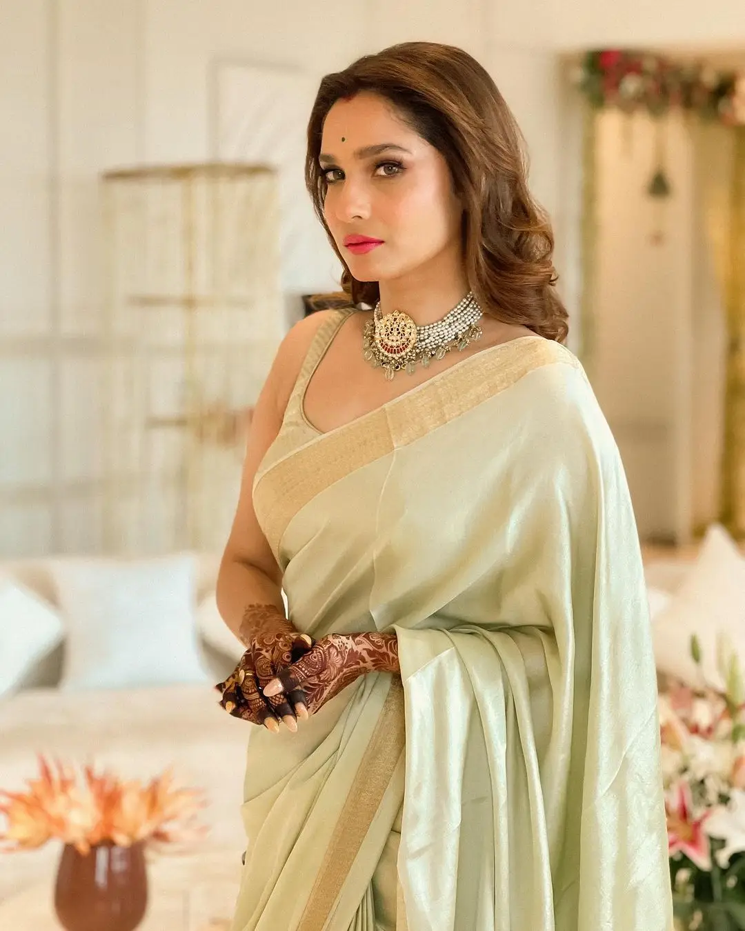 ANKITA LOKHANDE IN INDIAN TRADITIONAL GREEN SAREE SLEEVELESS BLOUSE 2